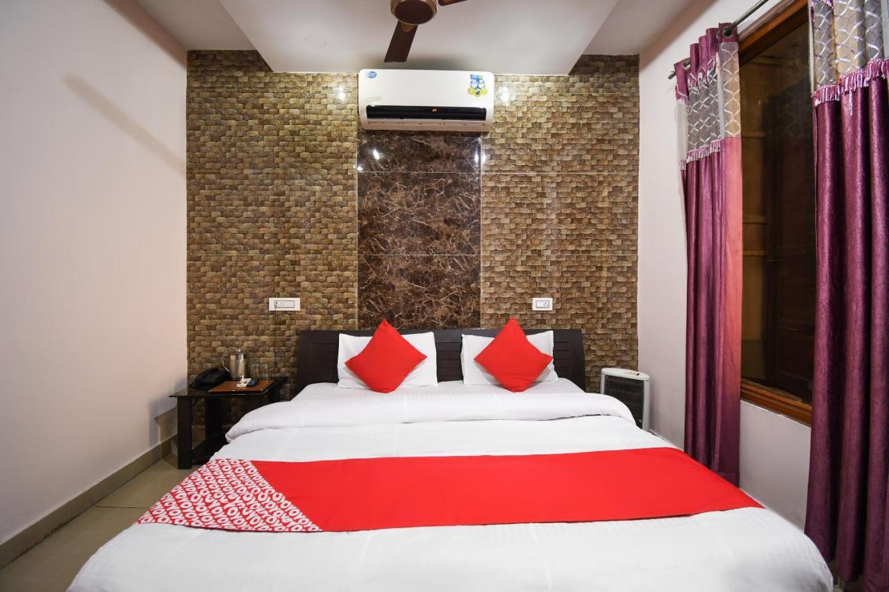 โอโย 67033 โฮเต็ล ซาฮิล พลาซา Hotel Una  ภายนอก รูปภาพ